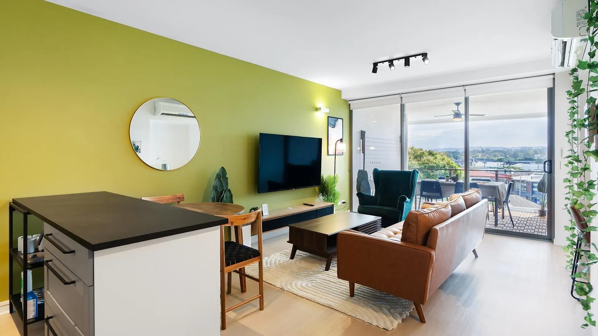 Modern And Stylish Apt With Large Balcony And Parking! Brisbane
