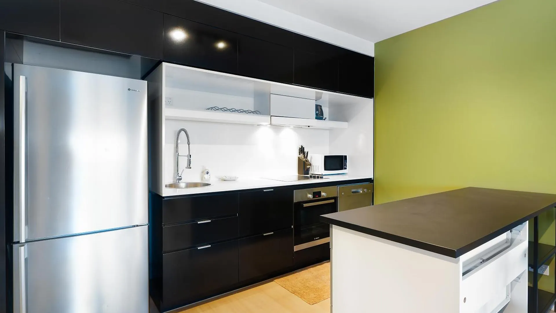 Modern And Stylish Apt With Large Balcony And Parking! Brisbane